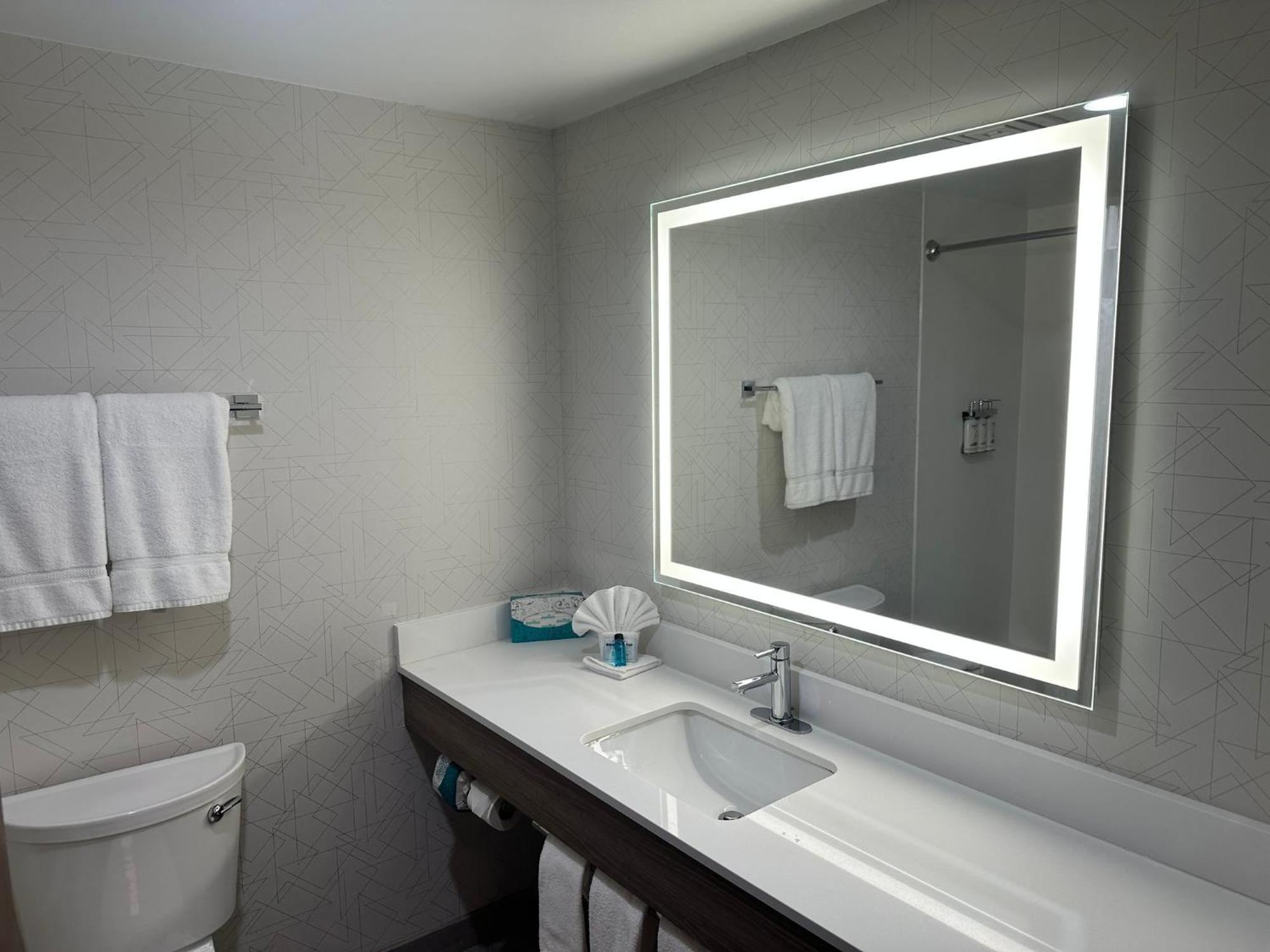 Holiday Inn Express Hotel & Suites West Chester By Ihg Concordville Extérieur photo