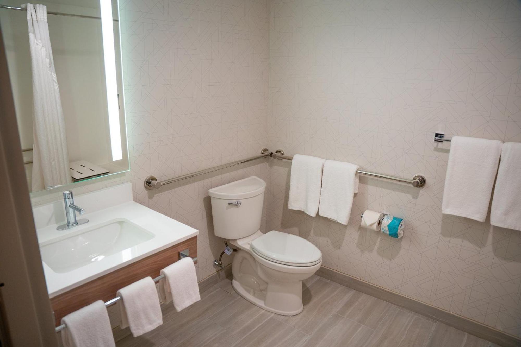 Holiday Inn Express Hotel & Suites West Chester By Ihg Concordville Extérieur photo