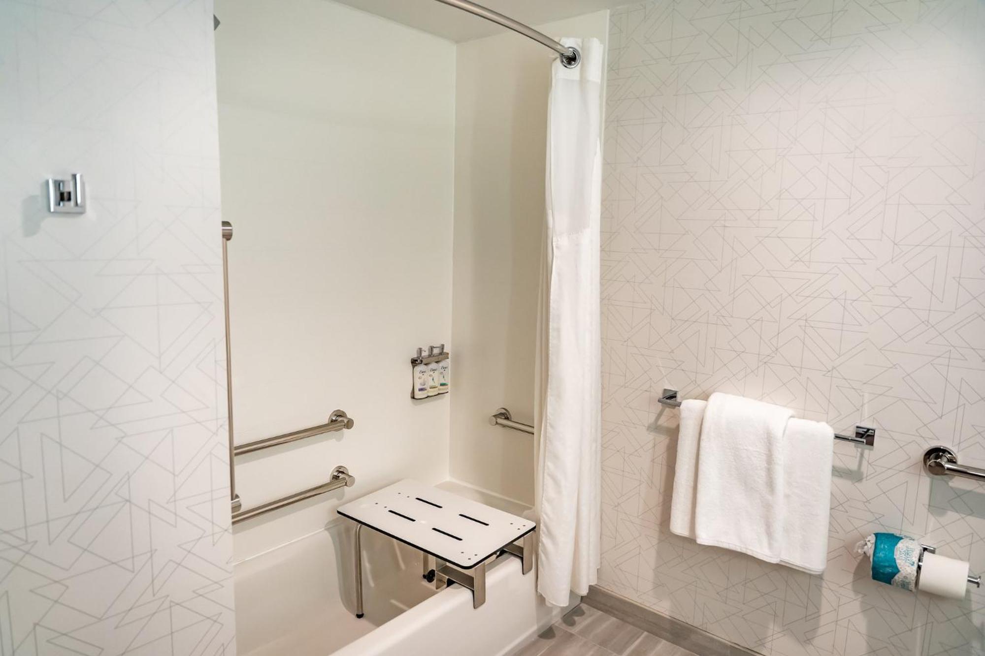 Holiday Inn Express Hotel & Suites West Chester By Ihg Concordville Extérieur photo