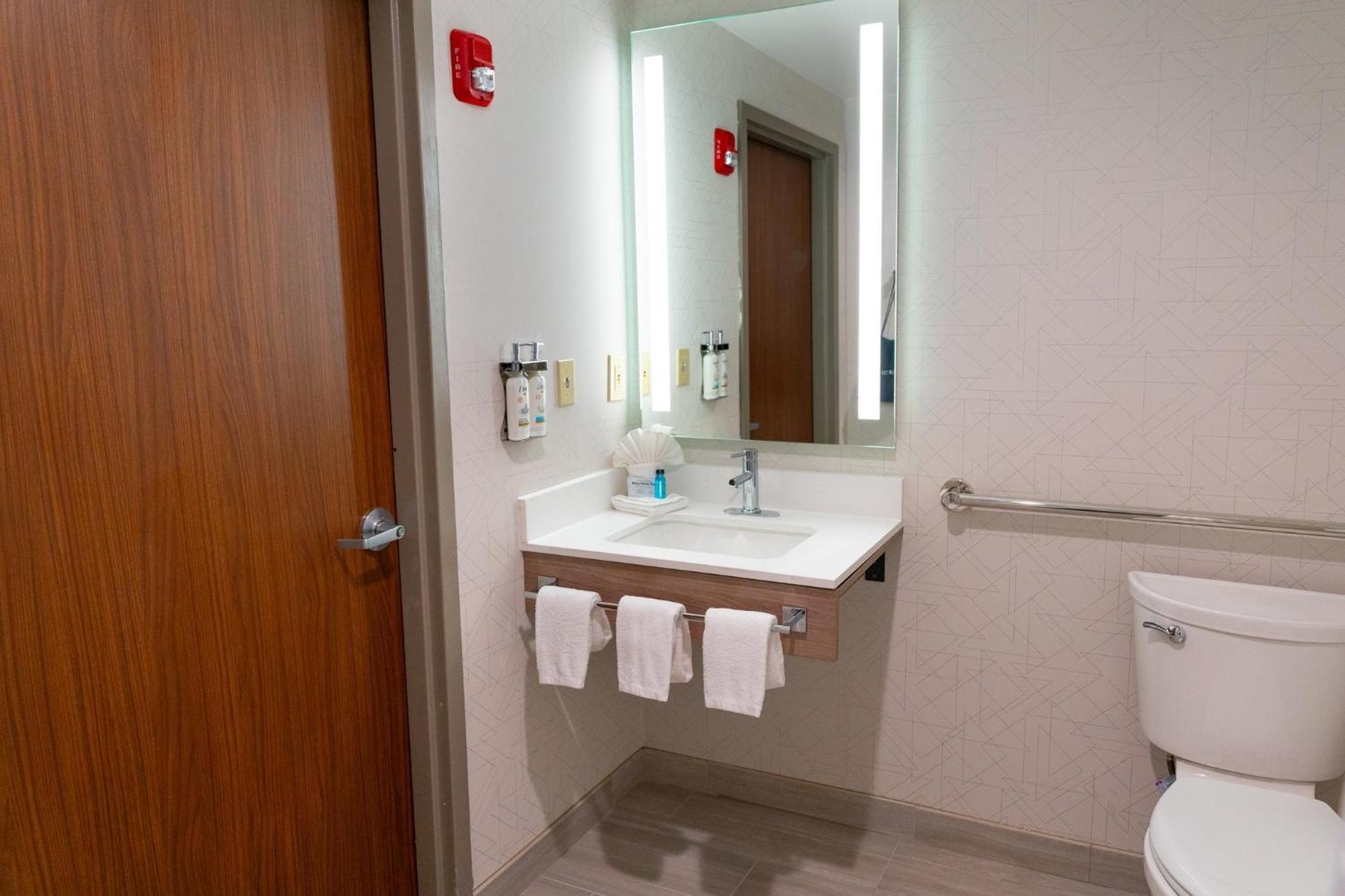 Holiday Inn Express Hotel & Suites West Chester By Ihg Concordville Extérieur photo
